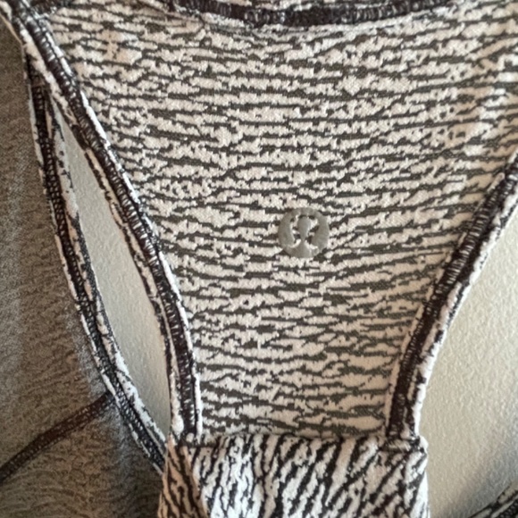 Lululemon essential tank size 6 - Picture 3 of 4